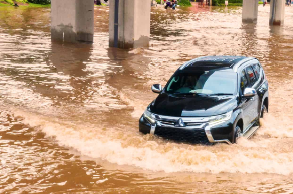 Terkena Banjir? Ini Langkah Tepat Merawat Ban Mobil setelah Terendam Air